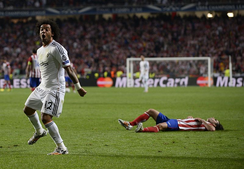 El lateral brasileño del Real Madrid, Marcelo, celebra el gol que supone el 3-1 en la final de Liga de Campeones 2014 ante el Atlético de Madrid en Lisboa