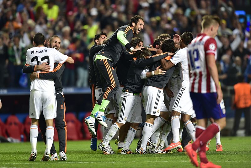 Los juugadores del Real Madrid se abrazan para celebrar la victoria en la final de la Champions League frente al Atlético de Madrid