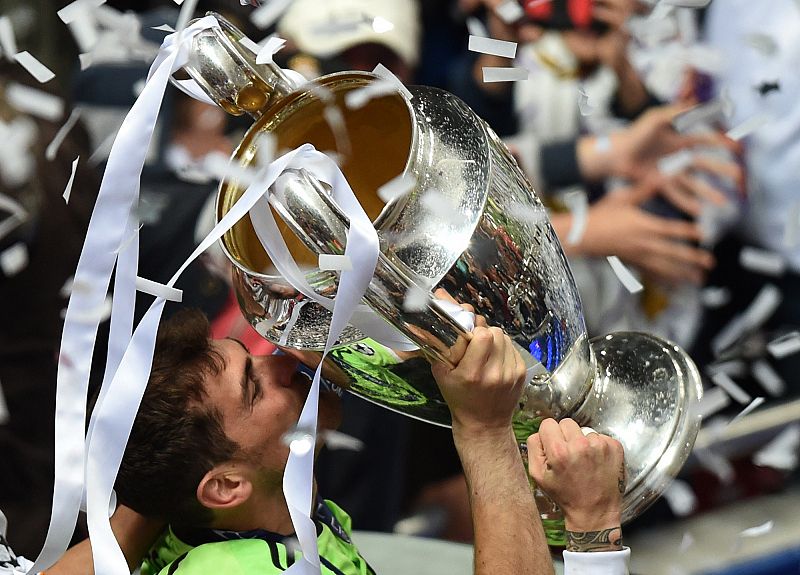 El portero y capitán del Real Madrid Iker Casillas besa "la orejona", el trofeo de la Copa de Europa