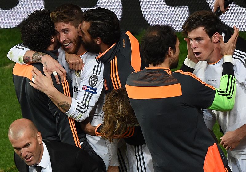 De izquierda a derecha, Pepe (de espaldas), Sergio Ramos, Arbeloa, Zinedine Zidane (delante), Diego López (de espaldas) y Gareth Bale, celebran la victoria del Real Madrid frente al Atlético de Madrid en la final de Champions League 2014