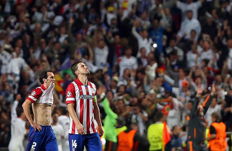 Diego Godín y Gabi, jugadores del Atlético de Madrid, cabizbajos por la derrota en la final de la Champions League por 4-1 ante el Real Madrid