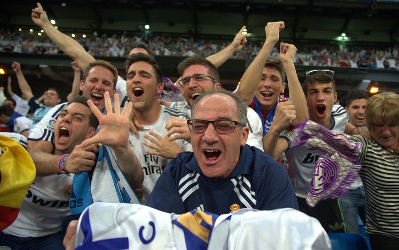 Miles de aficionados del Real Madrid han celebrado "La Décima" desde el estadio Santiago Bernabéu, donde el club había instalado pantallas gigantes para ver el partido en directo