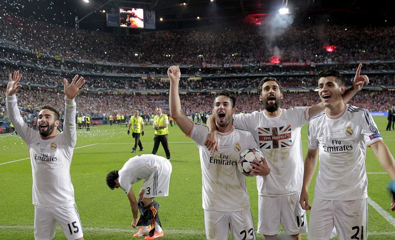 De izquierda a derecha, Carvajal, Isco, Arbeloa y Morata, celebran la victoria con los aficionados madridistas presentes en la grada