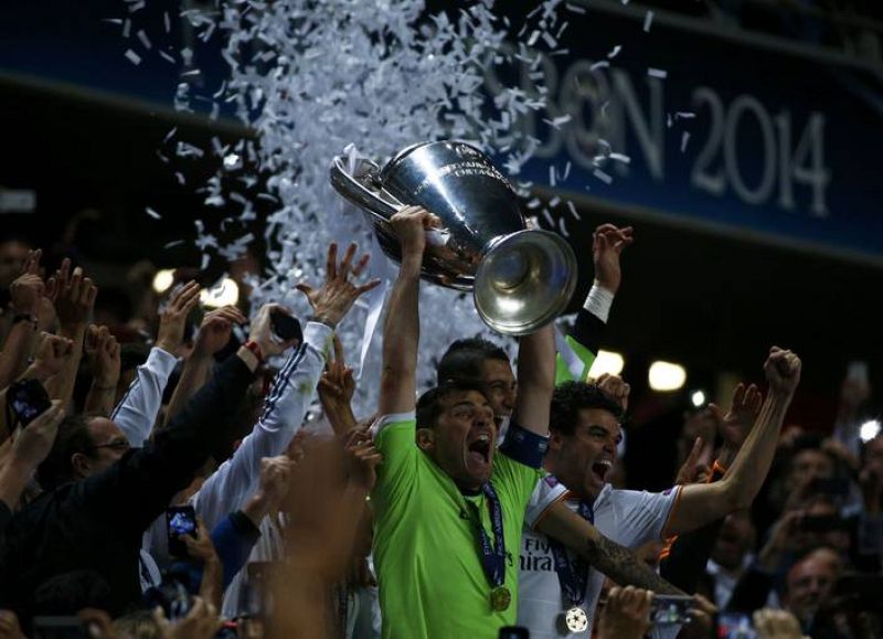 Iker Casillas, portero y capitán del Real Madrid, levanta "La Décima" Copa de Europa del equipo blanco tras el triunfo conseguido frente al Atlético de Madrid por 4-1