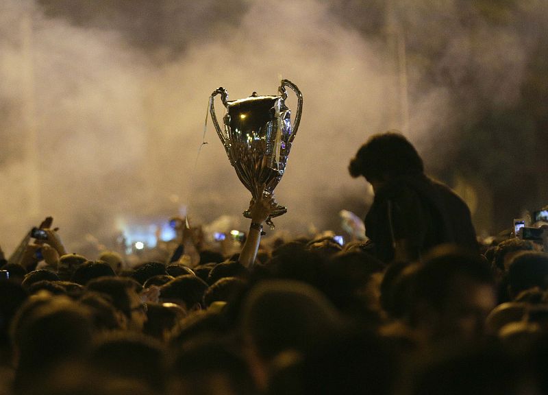 Miles de aficionados del Real Madrid celebran en Cibeles la consecución de "La Décima" Champions League, esperando a que lleguen los jugadores