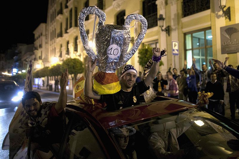 Aficionados del Real Madrid celebran la décima Copa de Europa del club blanco en Ronda, Málaga