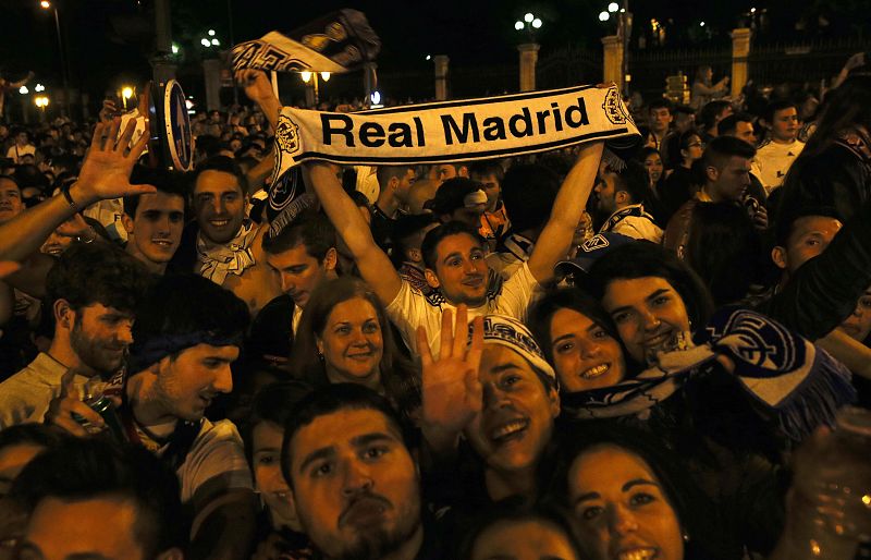 Desde el pitido final del 4-1 que ha dado la Champions League al Real Madrid, miles de aficionados se han concentrado en los alrededores de la emblemática fuente de la diosa Cibeles