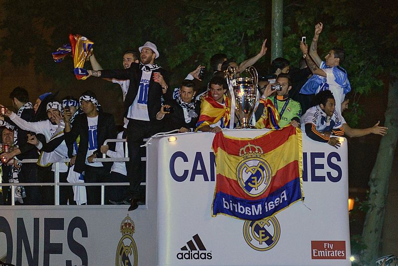 Los jugadores del Real Madrid celebran la décima Copa de Europa en un autobús descapotable que les llevó a la Cibeles