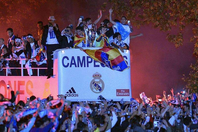 Los jugadores del Real Madrid llegan a Cibeles a bordo del autobús descapotable para ofrecer "la Décima" a sus aficionados