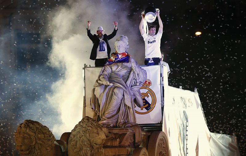 Real Madrid's Casillas and Ramos celebrate winning their Champions League final soccer match against Atletico Madrid in Madrid