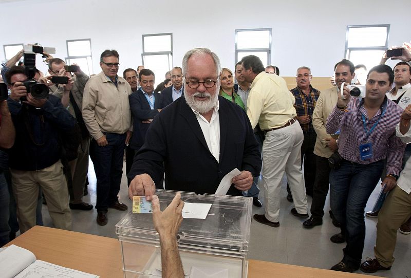 El candidato del PP al Parlamento Europeo, Miguel Arias Cañete, vota en Jerez de la Frontera (Cádiz).