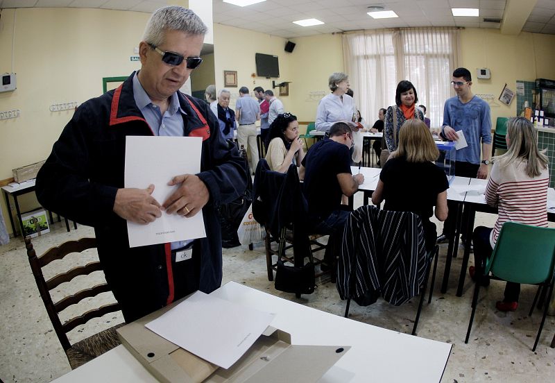 Luis Carmelo García, invidente total, abre el kit accesible que le ha proporcionado la mesa electoral para ejercer su derecho al voto como cualquier ciudadano de forma libre y autónoma.