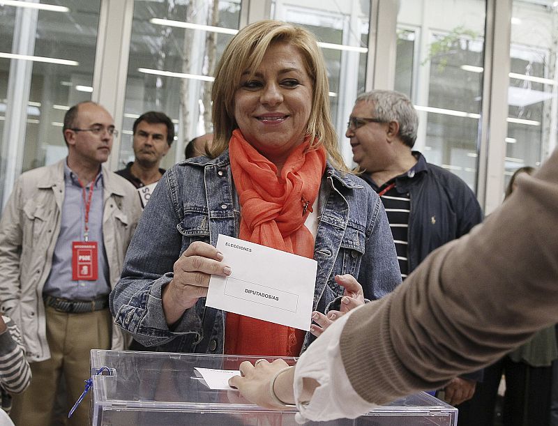 La cabeza de lista del PSOE a las elecciones europeas, Elena Valenciano, ha ejercido su derecho al voto en el Centro de Servicios Sociales de Chamberí en Madrid.