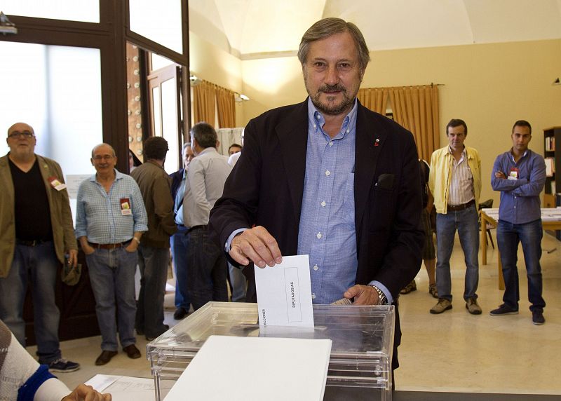 El candidato de IU al Parlamento Europeo, Willy Meyer, ha ejercido su derecho al voto en la Biblioteca Municipal Rafael de Pablos en Sanlucar de Barrameda (Cádiz).