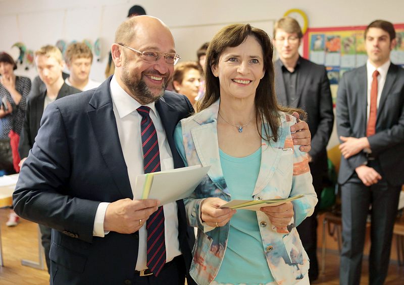 El líder de los socialistas europeos, Martin Schulz, y su mujer, en Wuerselen, (Alemania).