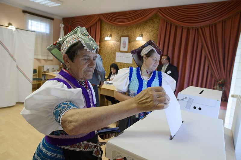 Dos mujeres ejercen su derecho a voto en Rimoc (Hungría).