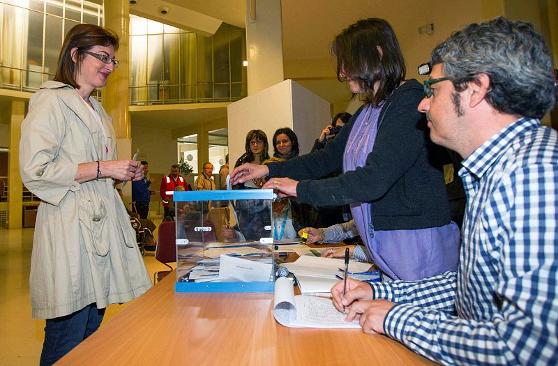 La candidata número dos de UPyD a las elecciones al Parlamento europeo, Maite Pagazaurtundua, ejerce su derecho al voto en Logroño.