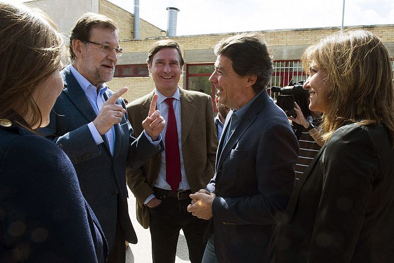 Fotografía facilitada por el PP del presidente del Gobierno, Mariano Rajoy, y el presidente de la Comunidad de Madrid, Ignacio González, conversando a la entrada del colegio Bernardette de Aravaca (Madrid), donde ambos han votado.