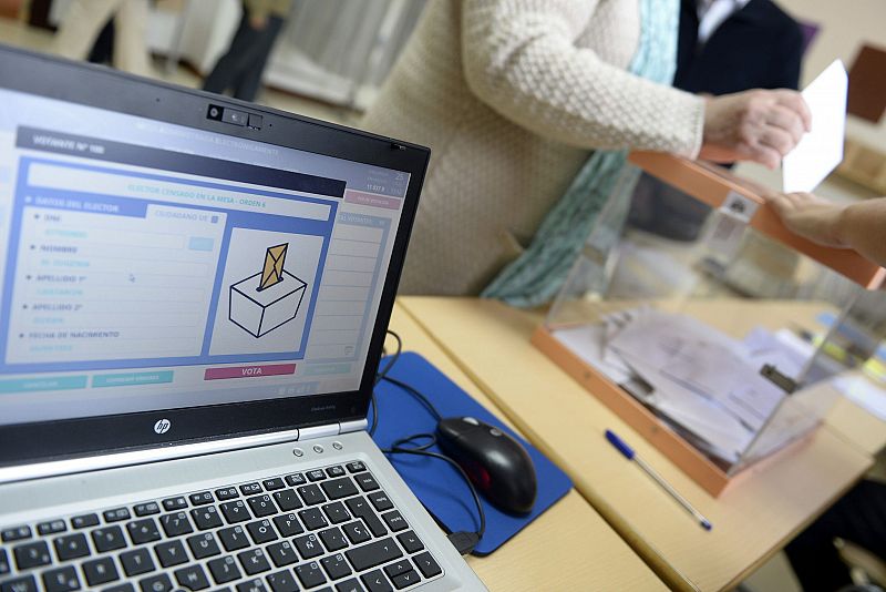 Un ordenador ubicado en una mesa electoral dentro del programa MAE, que permite automatizar las tareas de la jornada de votación de los comicios europeos celebrada hoy 25 de mayo en Valladolid.