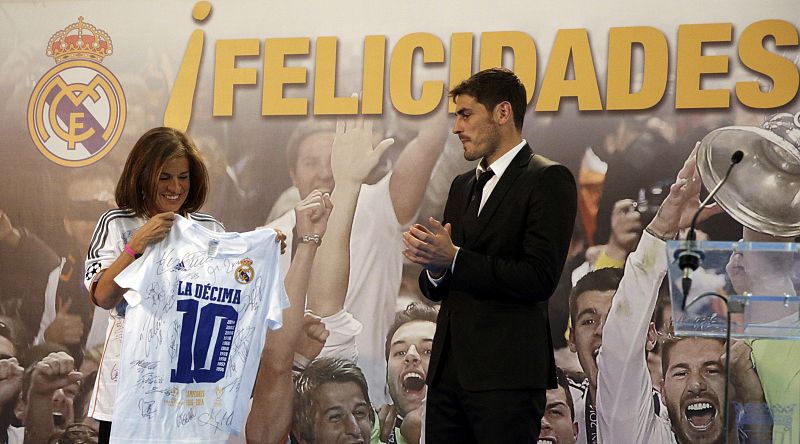 Casillas le regala una camiseta firmada a la alcaldesa.