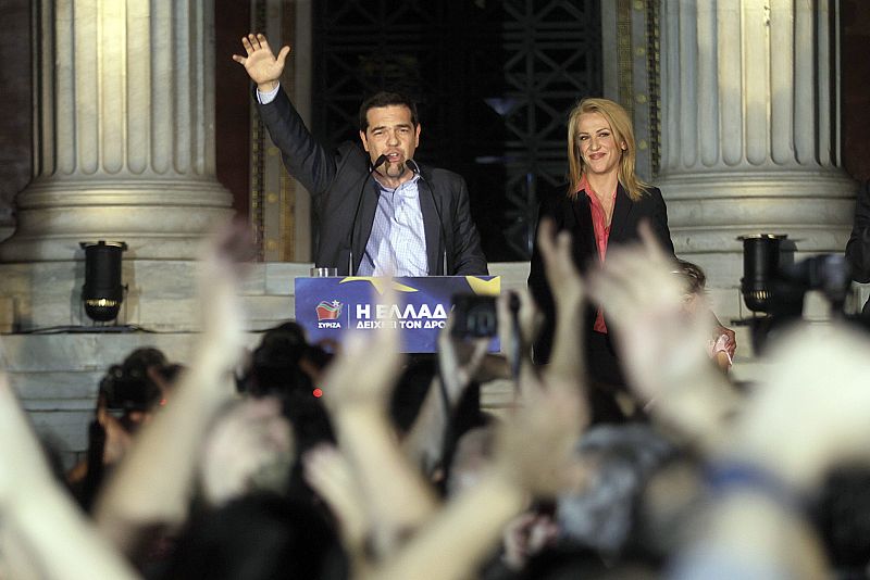 El líder del partido de coalición radical de izquierda Syriza, Alexis Tsipras, se fotografía junto a la nueva candidata del partido para gobernar Atenas, Rena Dourou.