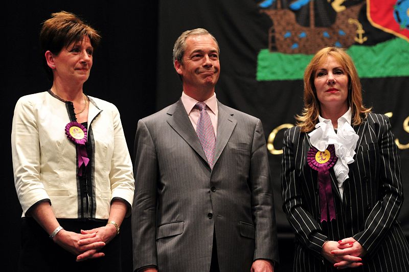 El líder del Partido por la Independencia de Reino Unido (UKIP), Nigel Farage, celebra la reelección flanqueado por sus compañeros y candidatos Janice Atkinson y Diane James.