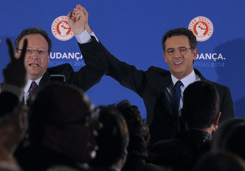 El secretario general del Partido Socialista portugués, Antonio Jose Seguro, y el candidato del partido, Francisco Assis, saludan a los medios en rueda de prensa en Lisboa.