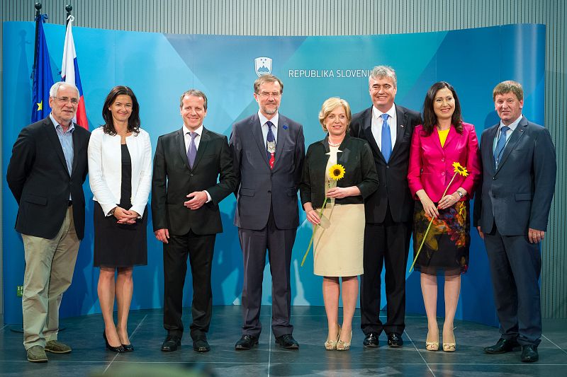 Fotografía de los nuevos europarlamentarios eslovacos. De izquierda a derecha: Ivo Vajgl, Tanja Fajon, Igor Soltes, Lojze Peterle, Romana Tomc, Milan Zver, Patricija Sulin y Franc Bogovic.