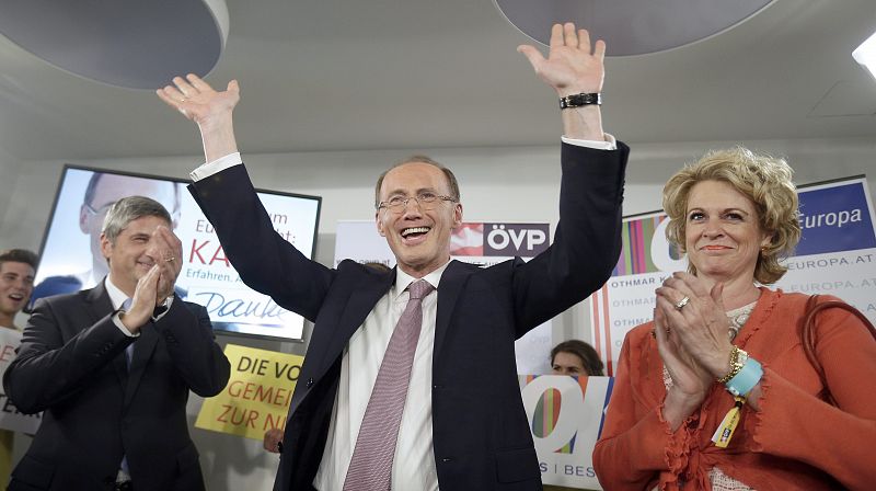 El candidato del Partido de las Gentes de Austria (OEVP), Othmar Karas, saluda junto a su mujer Christa y la vicepresidenta de Austria Michael Spindelegger  a la entrada de la sede de su partido.