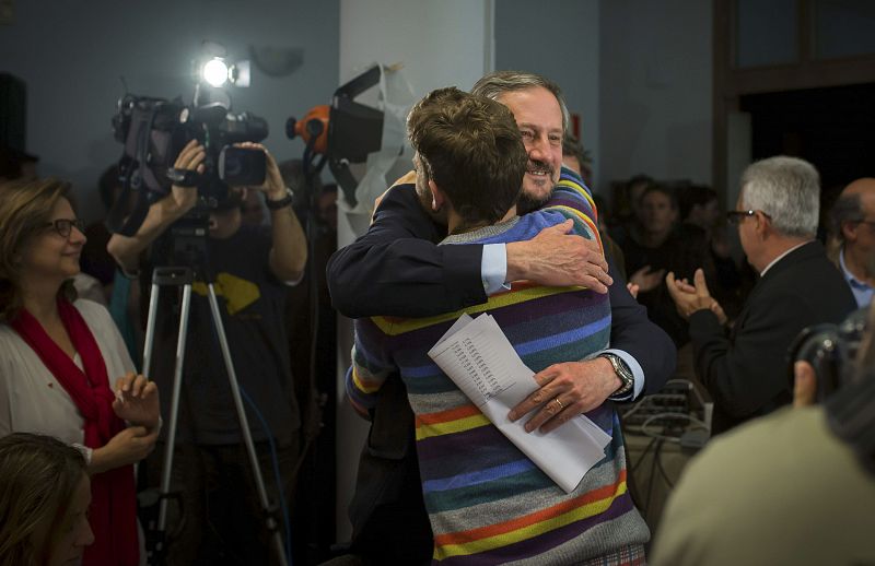 Willy Meyer, cabeza de lista de IU a las elecciones europeas, se abraza a un simpatizante tras conocer los resultados.