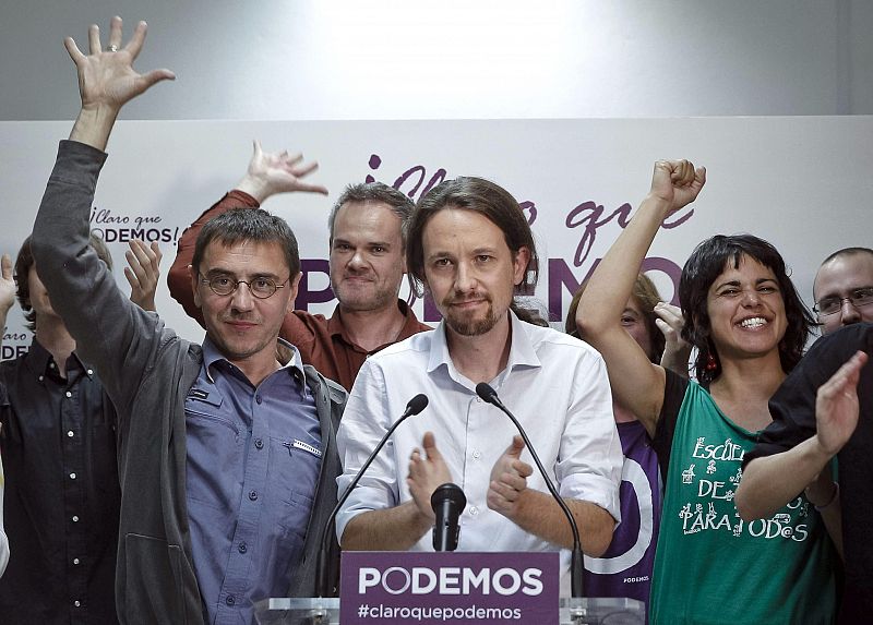 El candidato del partido Podemos, Pablo Iglesias, saluda a sus simpatizantes tras conocer los resultados electorales.