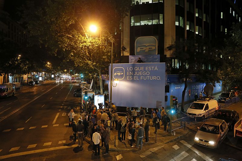 Imagen del balcón preparado para las celebraciones del Partido Popular que finalmente no se han realizado.