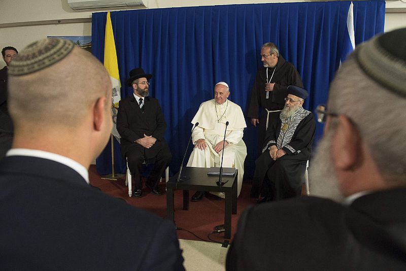 Pope Francis sits next to Israeli Rabbi David Lau and Chief Rabbi Yitzhak Yosef during a meeting in Jerusalem