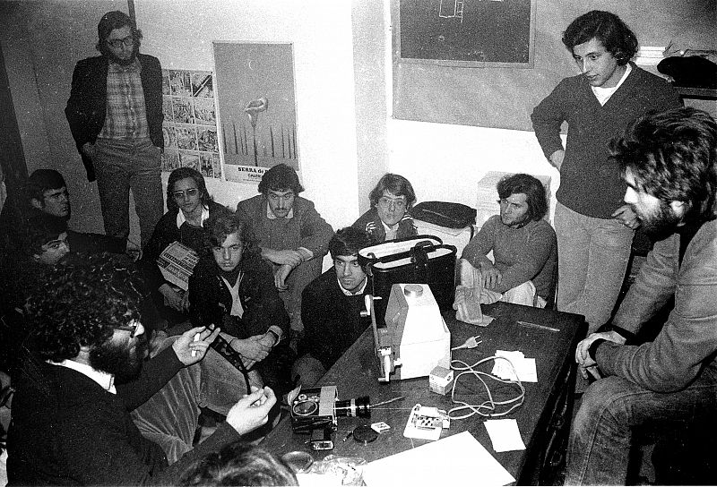 Primera reunión de lectores, amantes del cine. Montaron en esa reunión el colectivo cinepragna que montó los primeros festivales de cine en Súper 8. Diciembre 1974