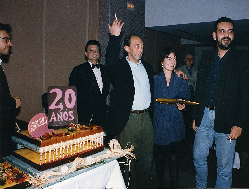 Pepe Ribas, con Maria Ripoll (secretaria de redacción y Fernando Gamero (publicidad) en la fiesta del 20 aniversario, en 1994.