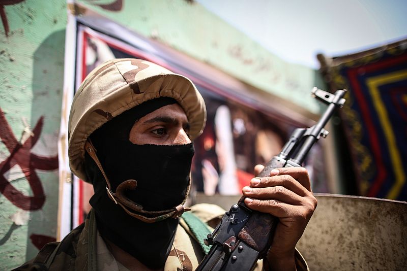 Un soldado egipcio hace guardia junto a un colegio electoral en El Cairo