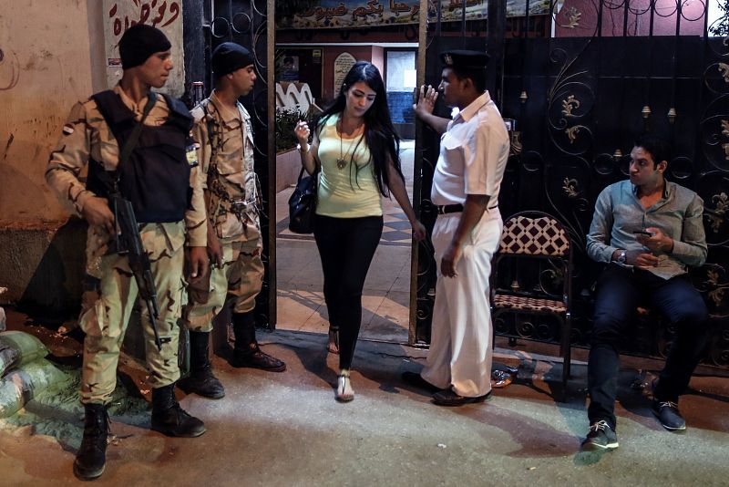 Votante egipcia abandonando el colegio electoral en El Cairo