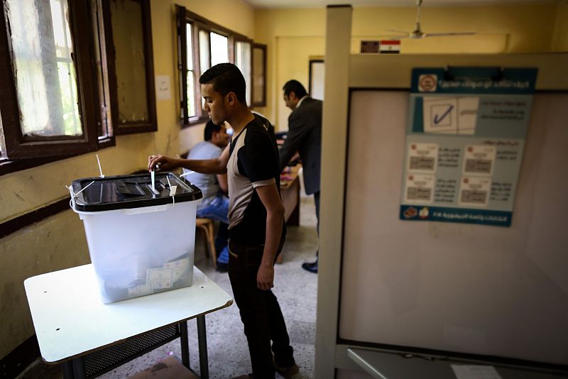 Votante egipcio depositando su voto en El Cairo