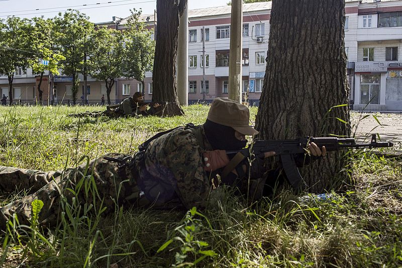 Milicianos prorrusos en posiciones de combate cerca del aeropuerto de Donetsk
