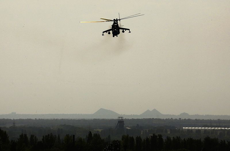 Un helicóptero militar ucraniano sobrevuela una zona residencial cercana al aeropuerto de Donetsk