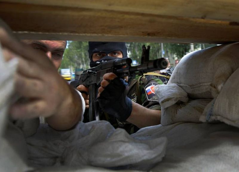 Un rebelde prorruso contruye una barricada en ciudad de Donetsk