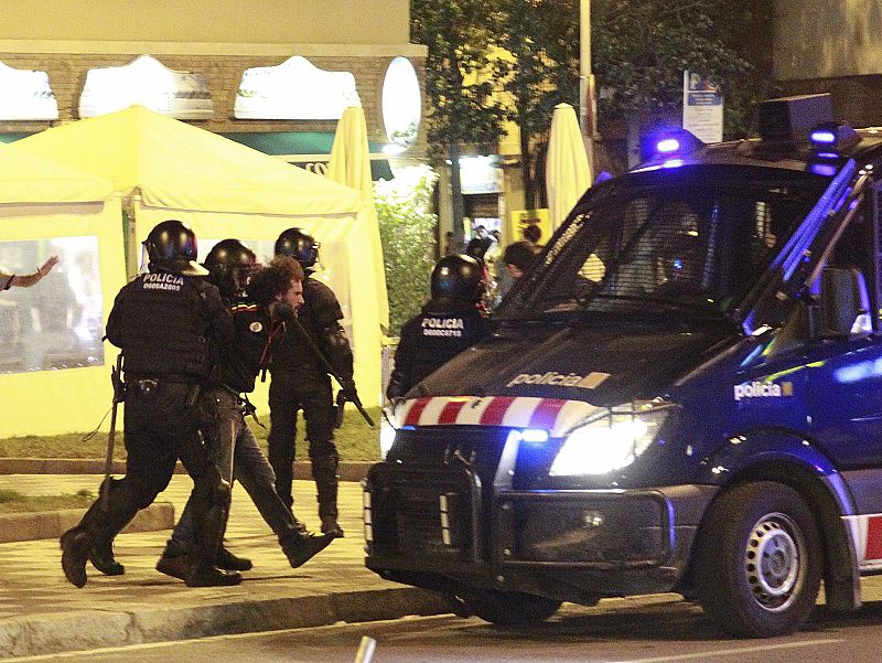 Los Mossos d'Esquadra detienen a un manifestante tras los incidentes violentos en Can Vies