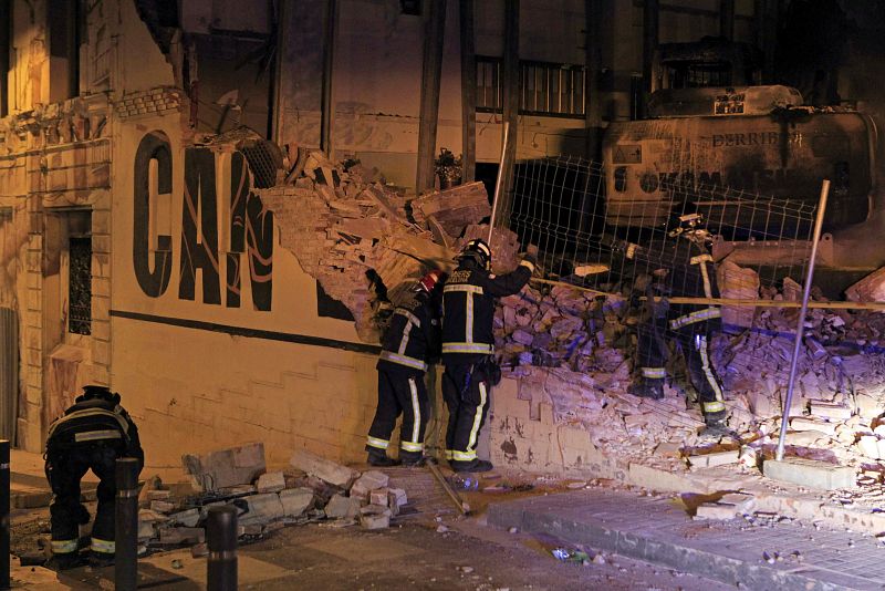 Un grupo de bomberos trabaja en lo que fue la casa ocupada 'Can Vies'