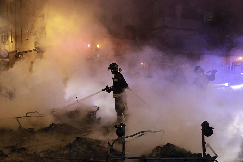 Bomberos apagan el fuego en el barrio de Sants, Barcelona