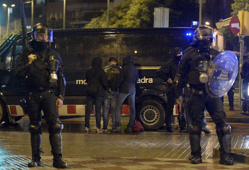 La policía ha detenido al menos a 25 personas en los disturbios tras la tercera manifestación por el desalojo del centro social 'okupa' de Can Vies.