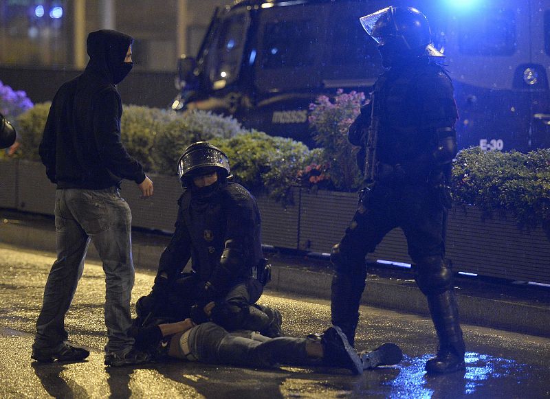 Un manifestante es detenido por la policía durante las protetas.