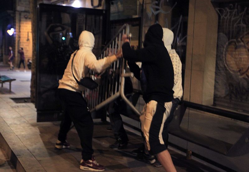 INCIDENTES TRAS LA MARCHA A LA COMISARÍA DE LOS MOSSOS D'ESCUADRA DE LES CORTS