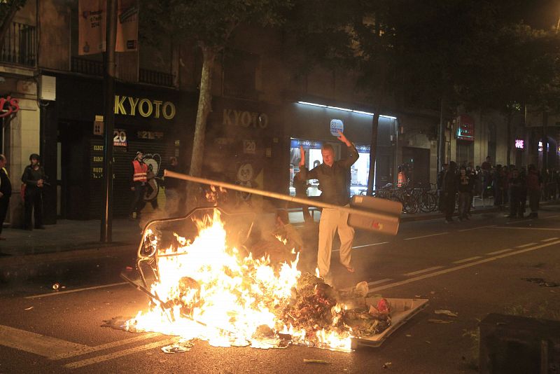 INCIDENTES TRAS LA MARCHA A LA COMISARÍA DE LOS MOSSOS D'ESCUADRA DE LES CORTS