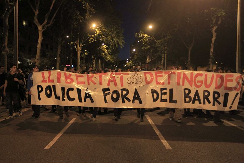 VARIOS CENTENARES DE PERSONAS PARTICIPAN EN UNA CACEROLADA EN SANTS