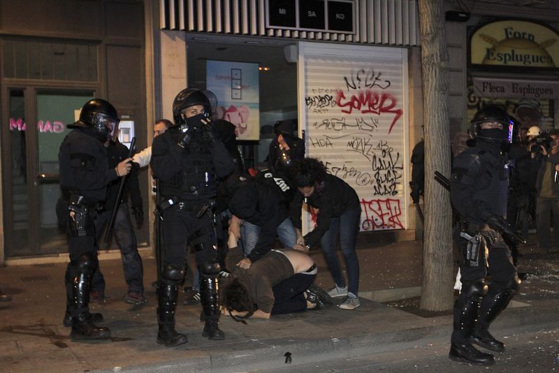 INCIDENTES TRAS LA MARCHA A LA COMISARÍA DE LOS MOSSOS D'ESCUADRA DE LES CORTS